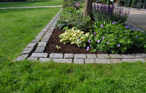 Flower Bed Mulching in Cordova
